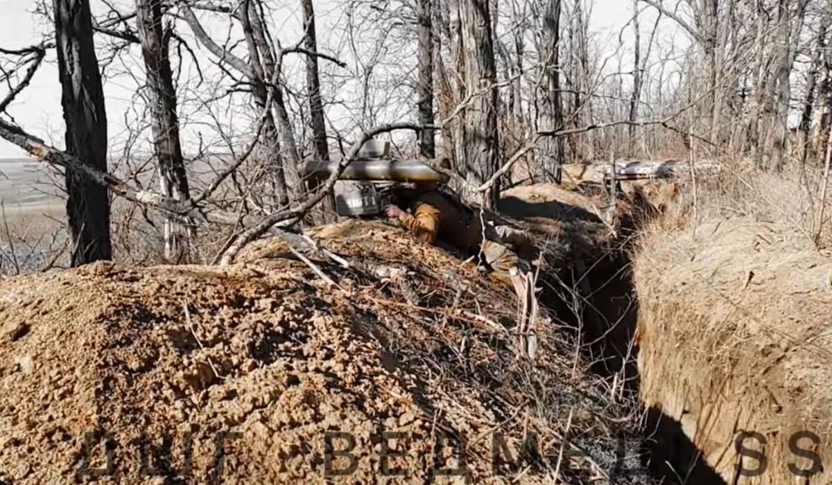 Военные подбили ракетой движущийся грузовик: новое видео из Донбасса фото
