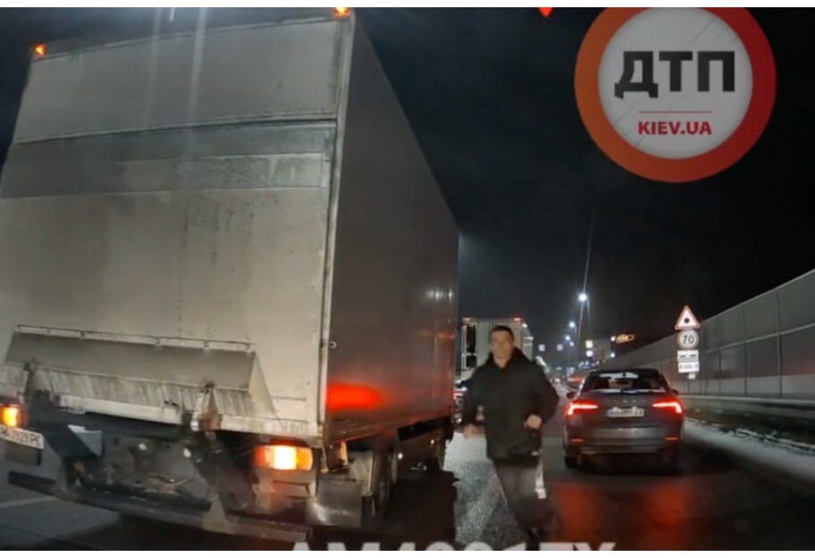 Разбил стекло авто - в Киеве агрессивный водитель набросился на другого - видео - фото 1