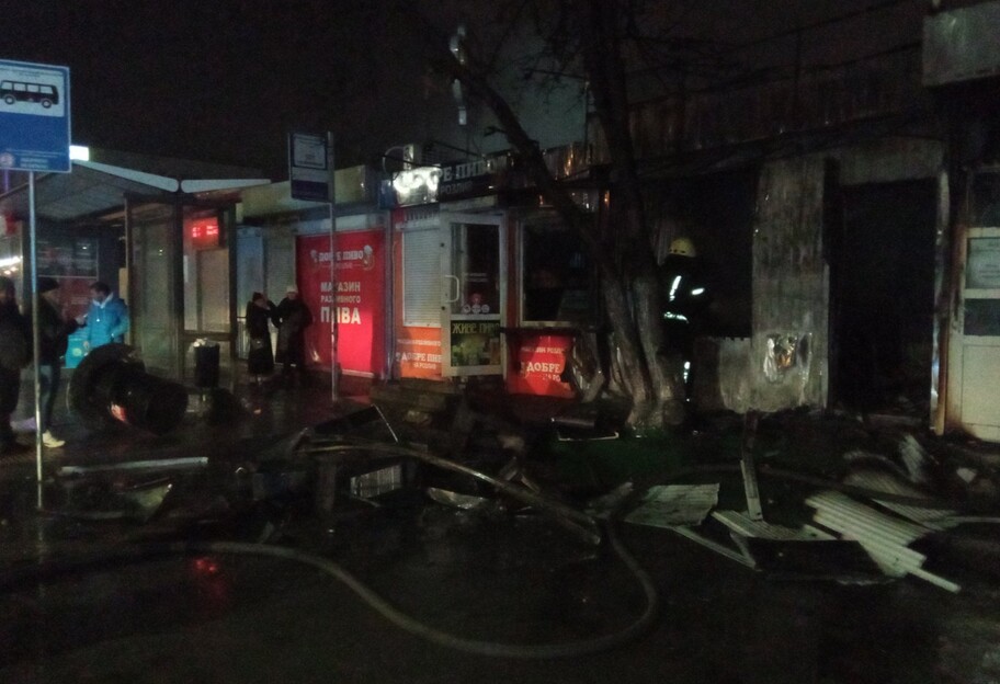 У Києві 1 січня спалахнув кіоск – рятувальники розповіли про нічну пожежу – відео - фото 1