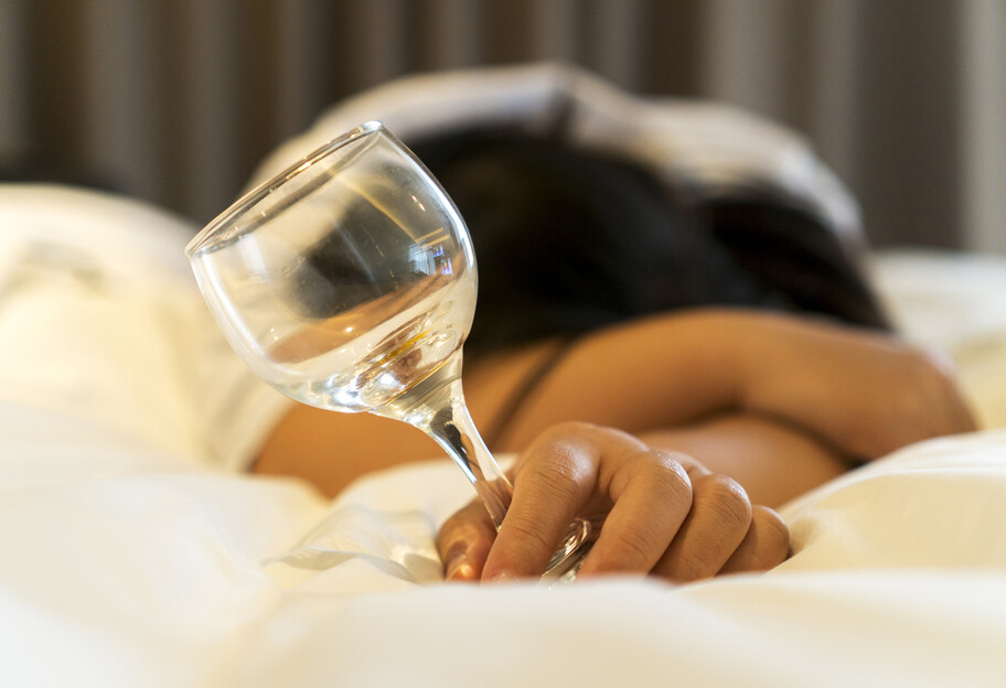 Влияние алкоголя на сон - снотворный эффект и храп - фото 1