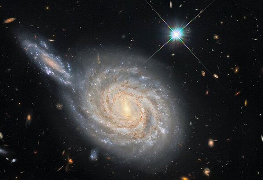 Фото космоса - Hubble снял галактику NGC 105 - фото 1