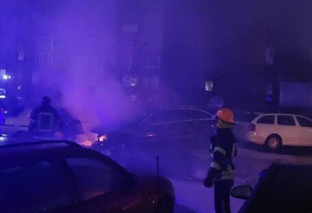 В поселке под Киевом ночью сгорели три авто (фото) 