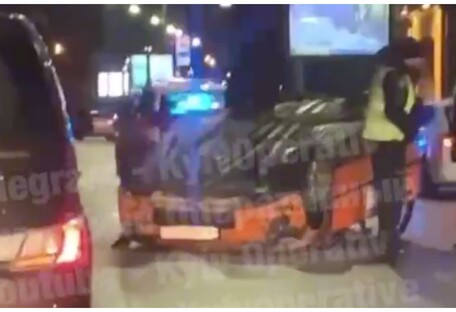 В Киеве машина от удара перевернулась и приземлилась на крышу (видео)