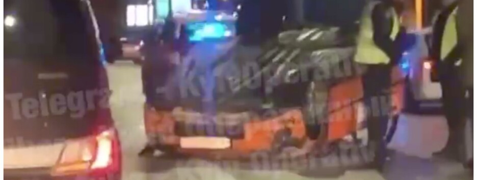 У Києві машина від удару перекинулася і приземлилася на дах (відео)