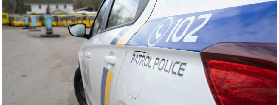 В центре Киева на ходу загорелся полицейский автомобиль (видео)