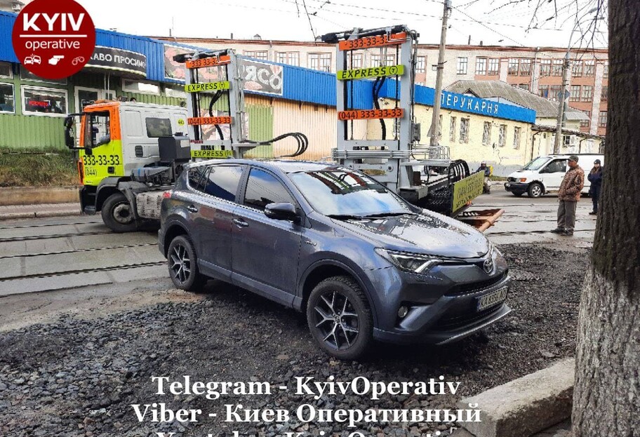 Герой парковки в Киеве мешал ездить трамваям, видео  - фото 1