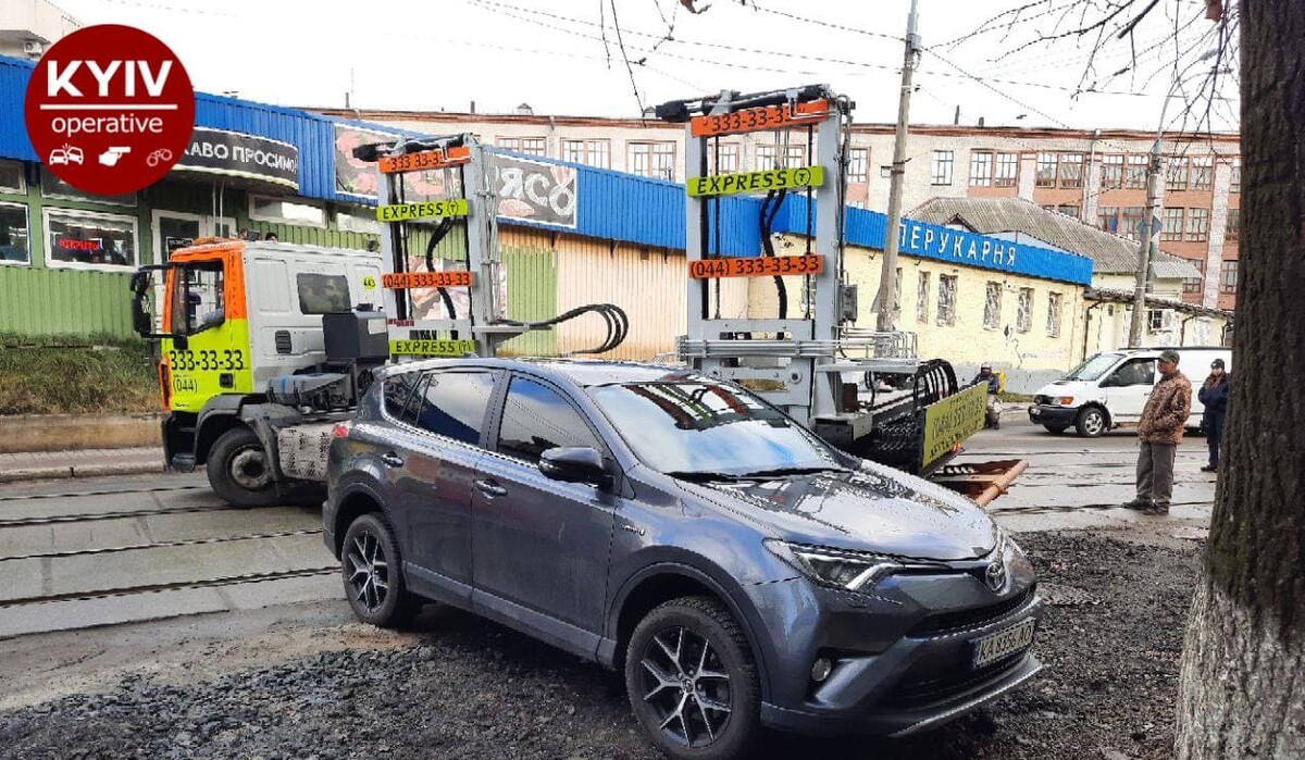 У Києві "герой паркування" заблокував рух трамваїв: його зрушив евакуатор (відео) фото