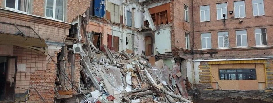 Появилось видео, как в Харькове покрылось трещинами и рухнуло здание