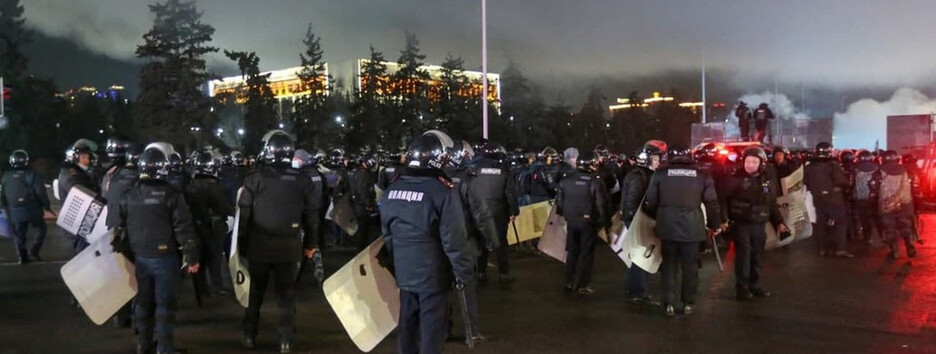 Дим та стрілянина: в Алмати штурмують акімат, у силовиків забирають зброю (відео)