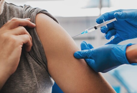 Бустерная вакцинация: Минздрав ограничил срок действия сертификата