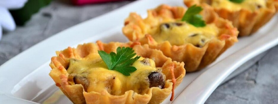 Гості попросять добавки: жульєн у тарталетках на різдвяний стіл