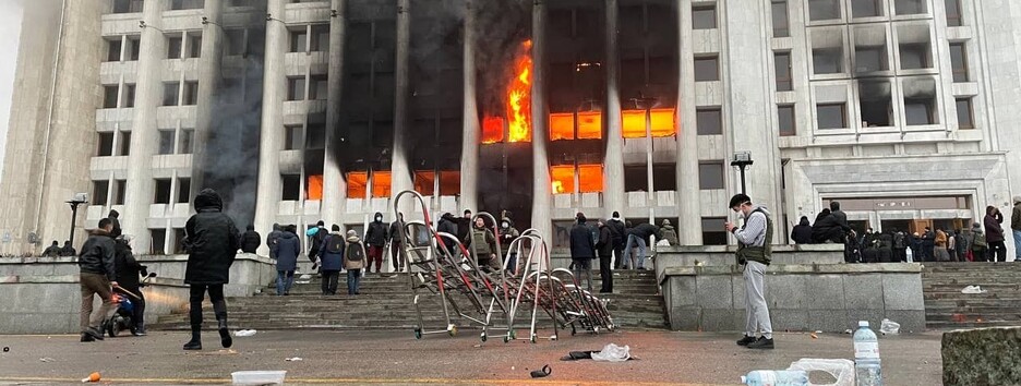 В Алмати протестувальники прориваються до резиденції президента, горять мерія та прокуратура (відео)