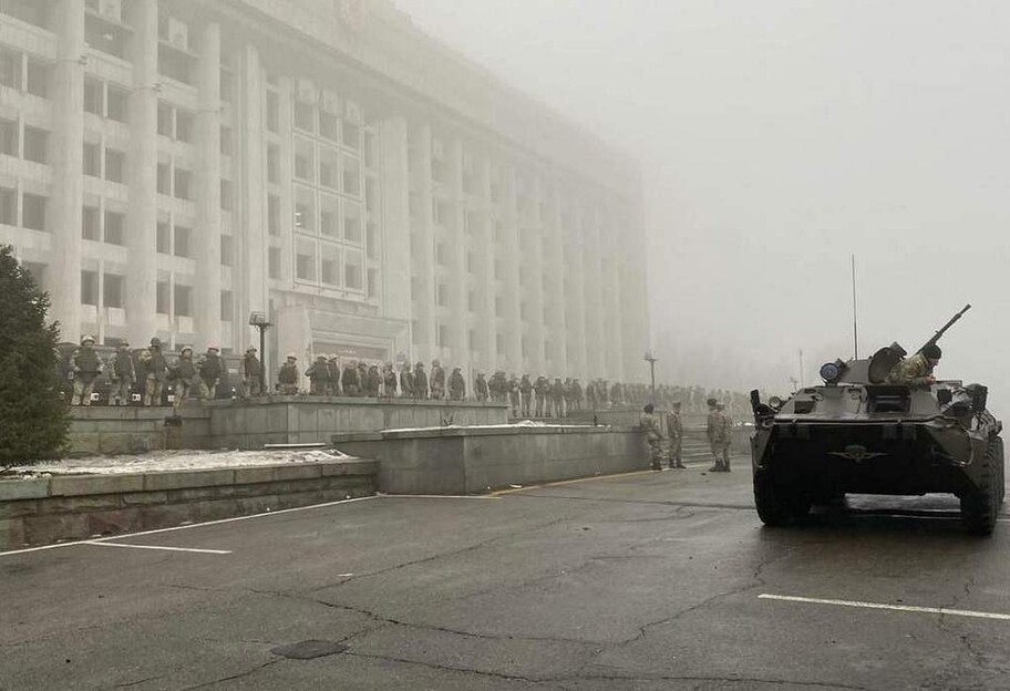 В Алматы в Казахстане стреляют и бьют людей - видео, как силовики наступают - фото 1