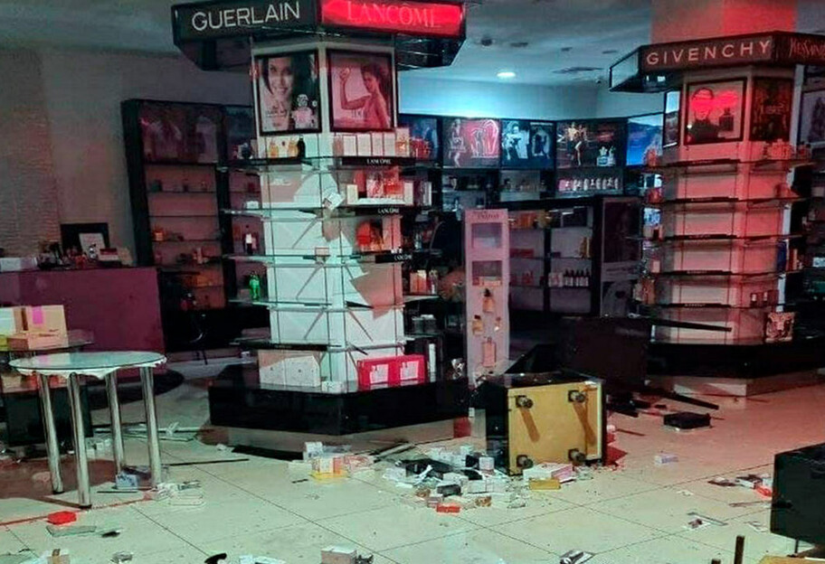 События в Казахстане - фото магазинов, которые разграбили мародеры - ущерб на миллионы - фото 1