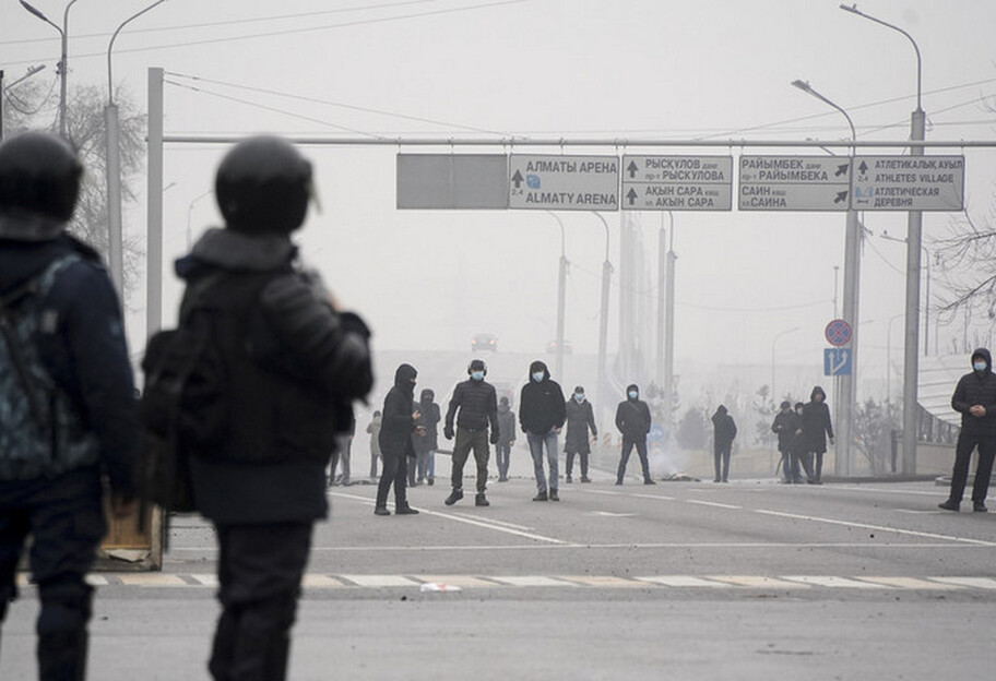 Протести в Казахстані - силовики стріляють у мітингувальників, відео  - фото 1