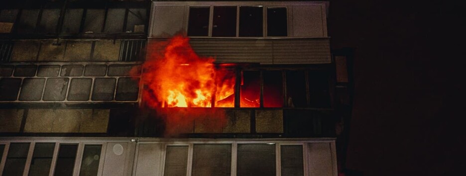 В Киеве мужчина выпрыгнул с 7 этажа, спасаясь от огня (фото)