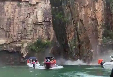 У Бразилії на туристів обрушилася скеля: момент потрапив на відео