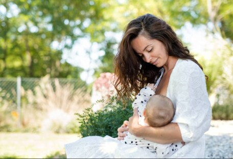 Імунітет від COVID передається з молоком матері: результати нового дослідження