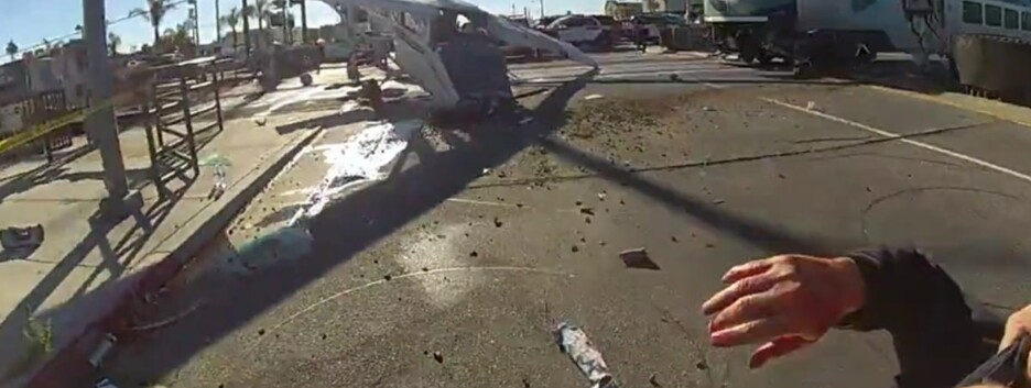 Друге народження: чоловіка витягнули з літака за секунду до того, як його зніс поїзд (відео)