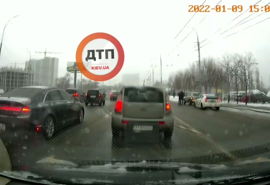 У Києві водії їхали смугою громадського транспорту, відео - фото 1