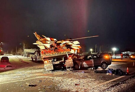 Под Киевом грузовик снес легковушку: погиб 36-летний водитель (фото)