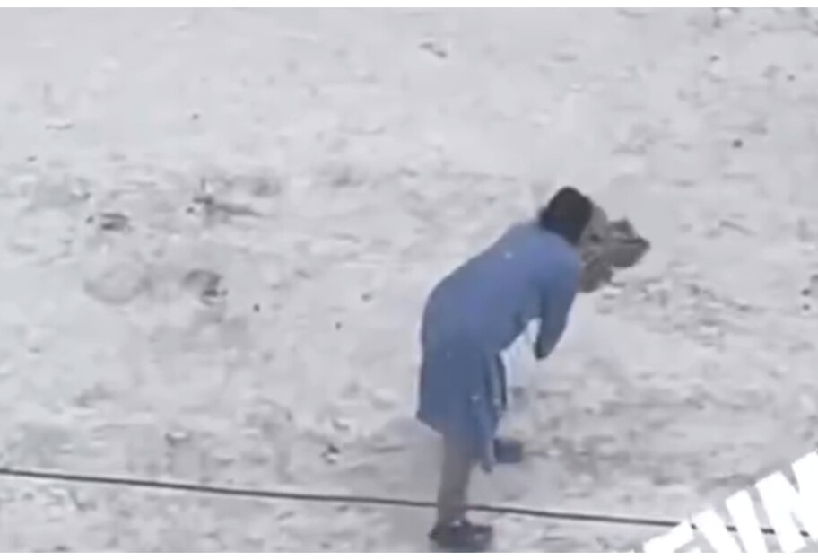 Помила сніг шваброю - у Києві очевидці зняли на відео незвичайну сцену - фото 1