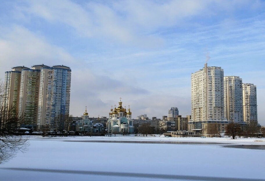 В Киеве на озере Тельбин девочка провалилась под лед - відео - фото 1