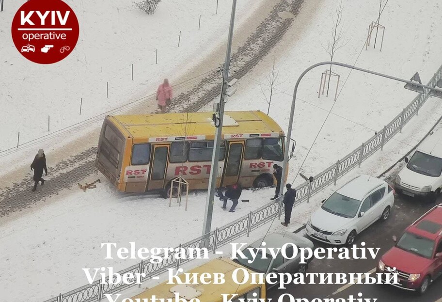 В Киеве маршрутка заехала на тротуар и застряла, фото  - фото 1