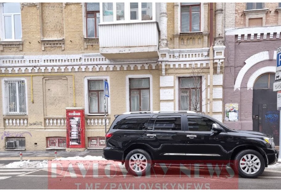 Авто Кличко в Киеве припарковали с нарушением ПДД - фото - фото 1