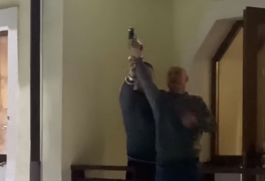 В Буковеле отдыхающие стреляли в отеле – видео - фото 1