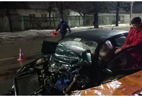 Под Киевом грузовик врезался в машину 