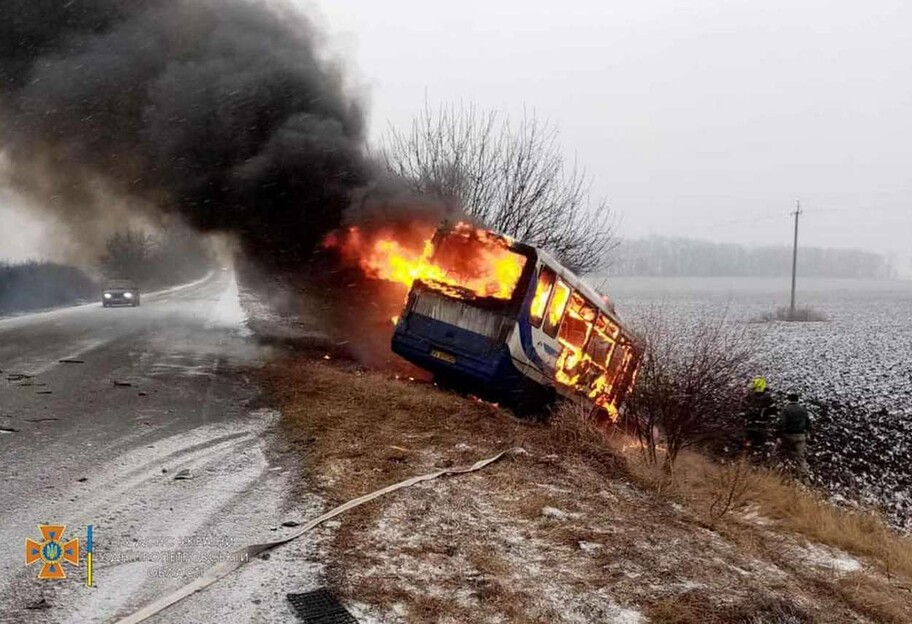 У Дніпропетровській області спалахнув автобус - одна людина загинула, фото - фото 1