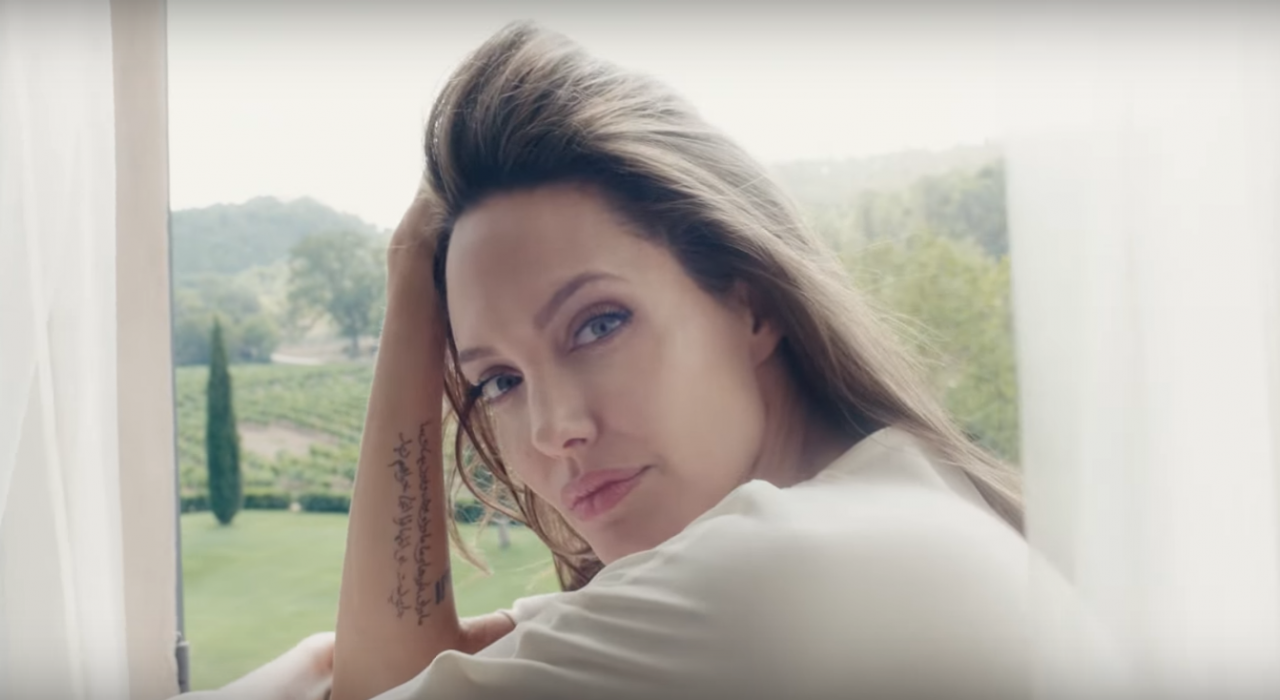 Анджелина Джоли после долгого отсутствия снялась в рекламе Guerlain