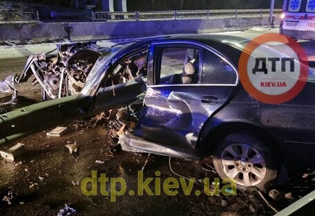 В Киеве BMW напоролся на отбойник: водитель погиб, пассажиру оторвало конечности 