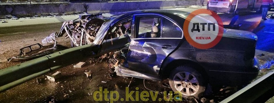 В Киеве BMW напоролся на отбойник: водитель погиб, пассажиру оторвало конечности 