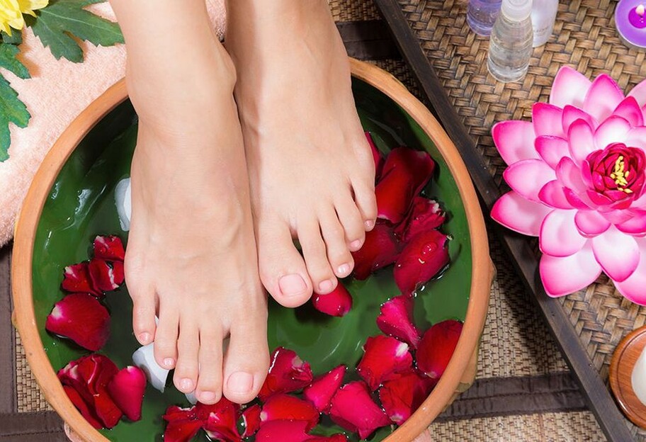 Чем полезна горячая ванна для ног - ответ косметолога  - фото 1