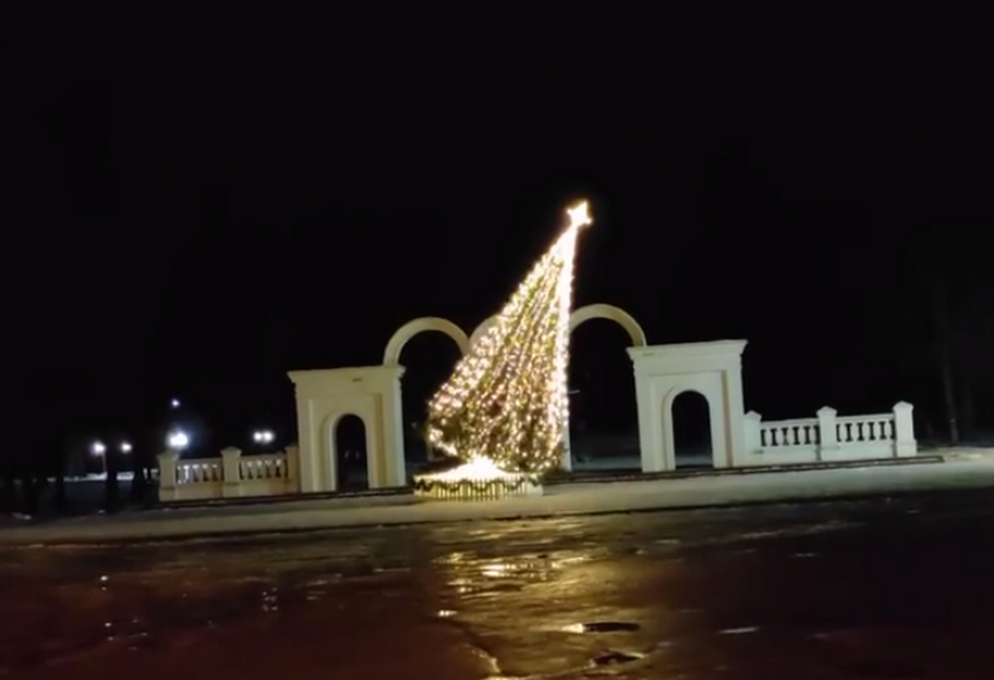 Новогодние елки в Украине повалил штормовой ветер, видео, фото  - фото 1