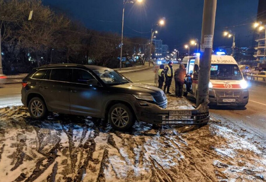 В Киеве беременная женщина на Skoda врезалась в столб – фото - фото 1