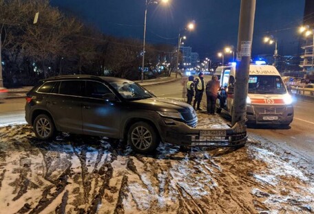 В Киеве Skoda врезалась в столб: за рулем была беременная (фото)