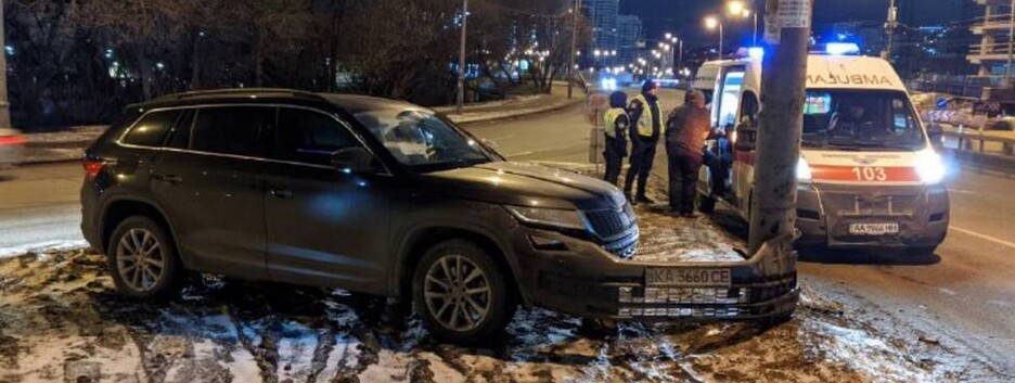 В Киеве Skoda врезалась в столб: за рулем была беременная (фото)