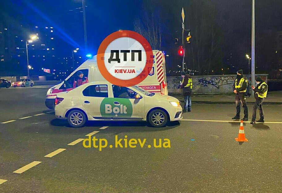 ДТП в Киеве – на пешеходном переходе такси сбило женщину – фото - фото 1