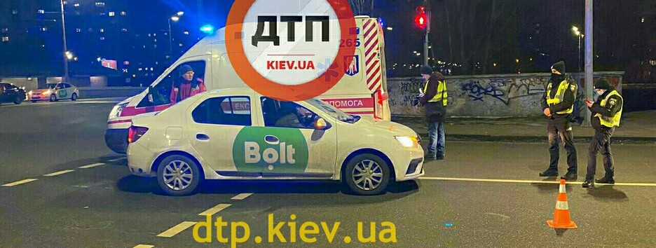 В Киеве такси сбило женщину на пешеходном переходе (фото)