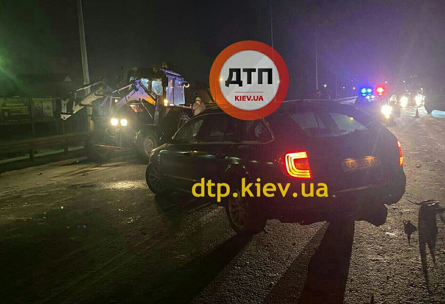 ДТП в Киеве – на Большой Кольцевой легковушка столкнулась с трактором – фото - фото 1