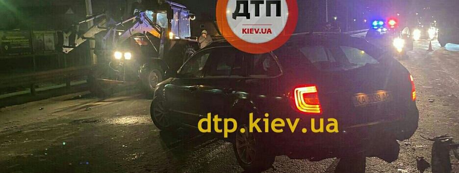 В Киеве легковушка столкнулась с трактором: ее отбросило еще на два автомобиля (фото) 