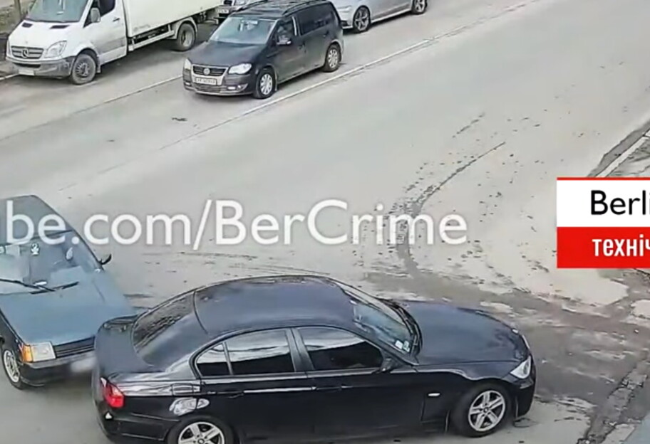 В Киеве BMW сдавал задом и врезался в Славуту, видео  - фото 1