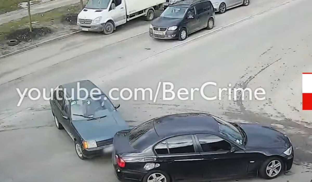 "Навіщо водієві BMW дзеркала": у Києві порушник спровокував ДТП (відео) фото