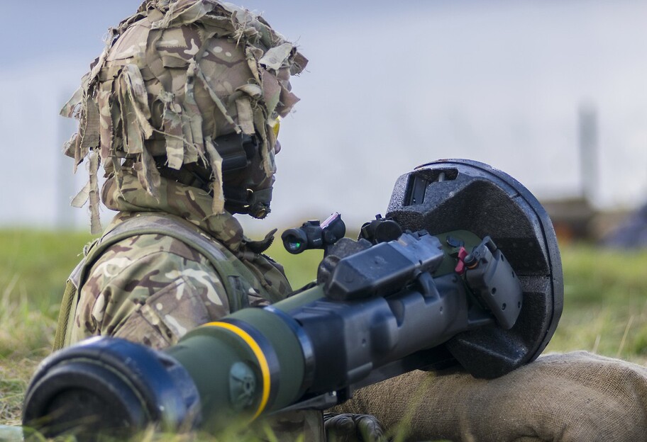 Британия начала поставки противотанкового оружия в Украину, фото  - фото 1
