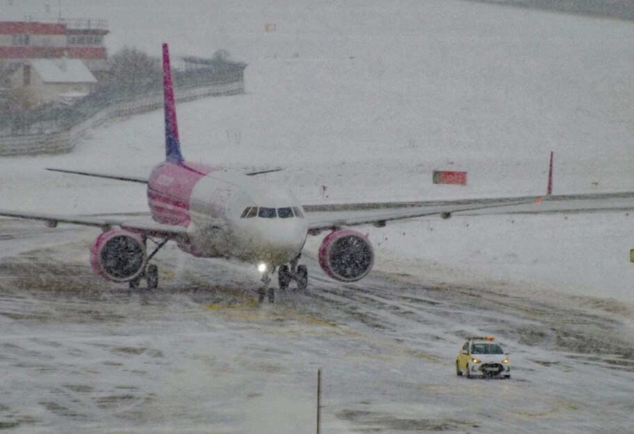 В аэропорту Киев отменяют рейсы из-за непогоды - пассажиры сдают билеты, фото  - фото 1