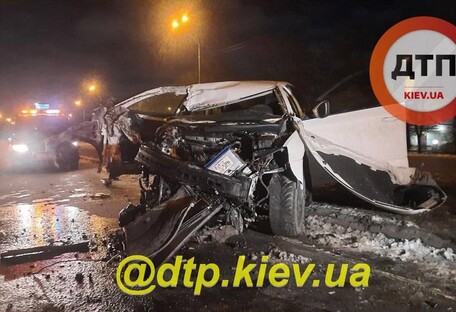 На въезде в Киев легковушка врезалась в столб: авто превратилось в груду металла (фото)