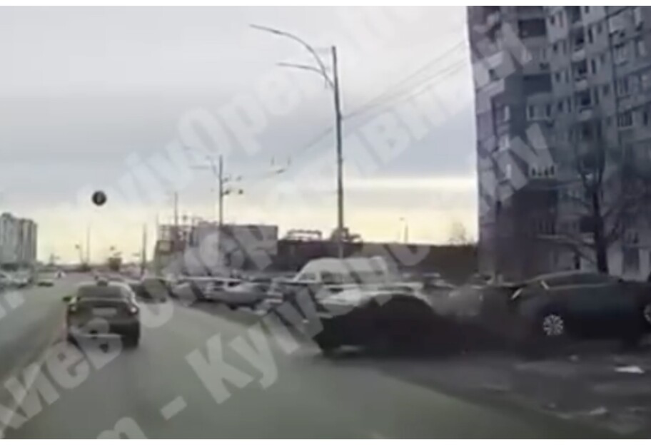 ДТП в Киеве - авто разбило припаркованные машины - видео - фото 1